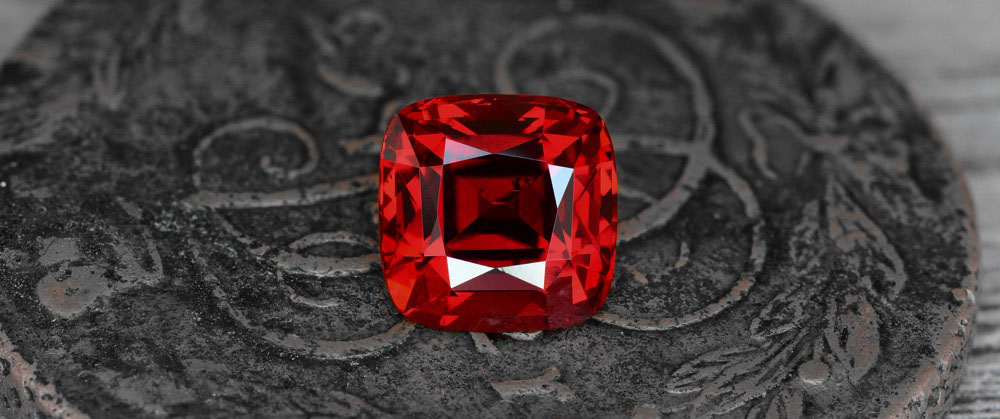 8 красных драгоценных камней