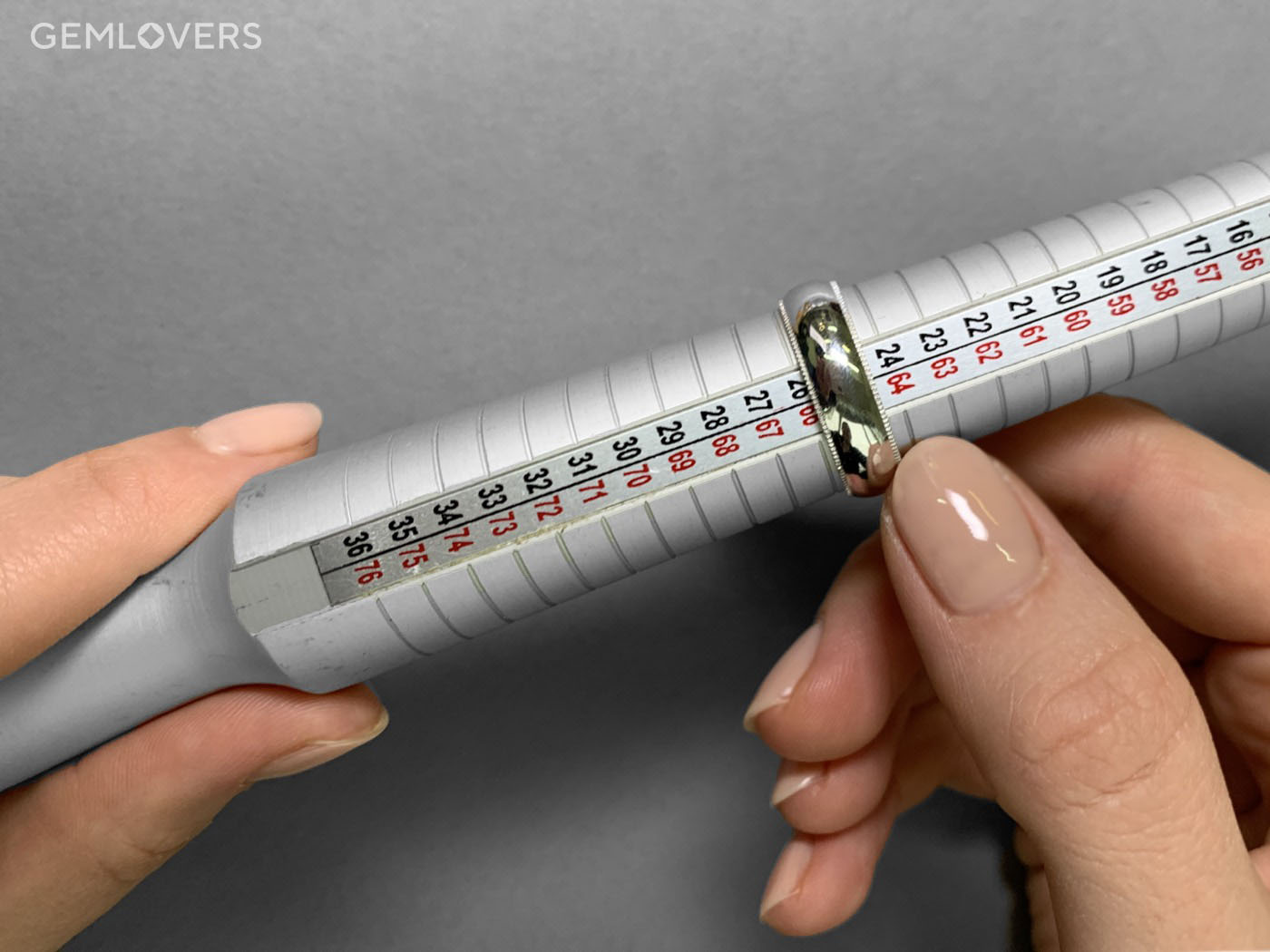Измеряем размер пальца для кольца кольцемером