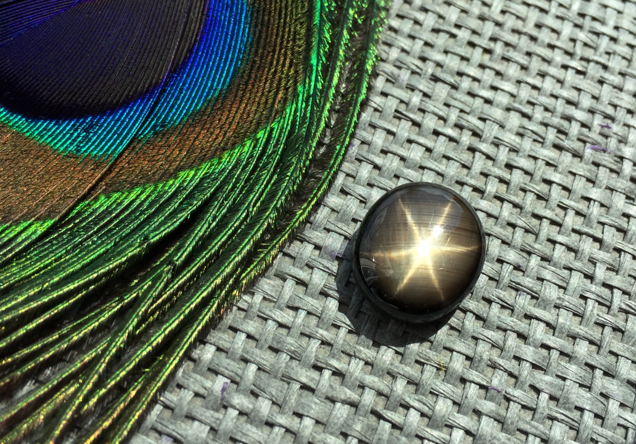 Камень звездчатый сапфир фотография