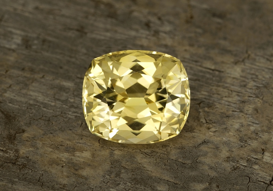 Чистый камень желтый сапфир фото