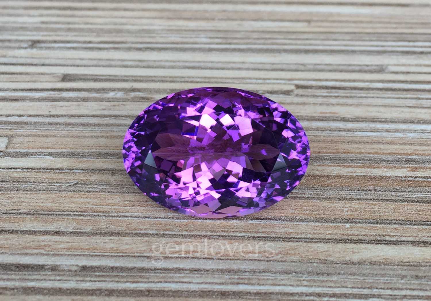 Фиолетовый камень аметист