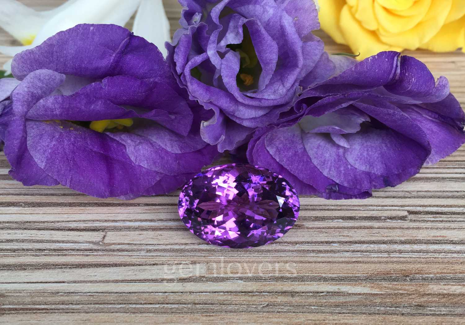 Фиолетовый камень аметист фотография