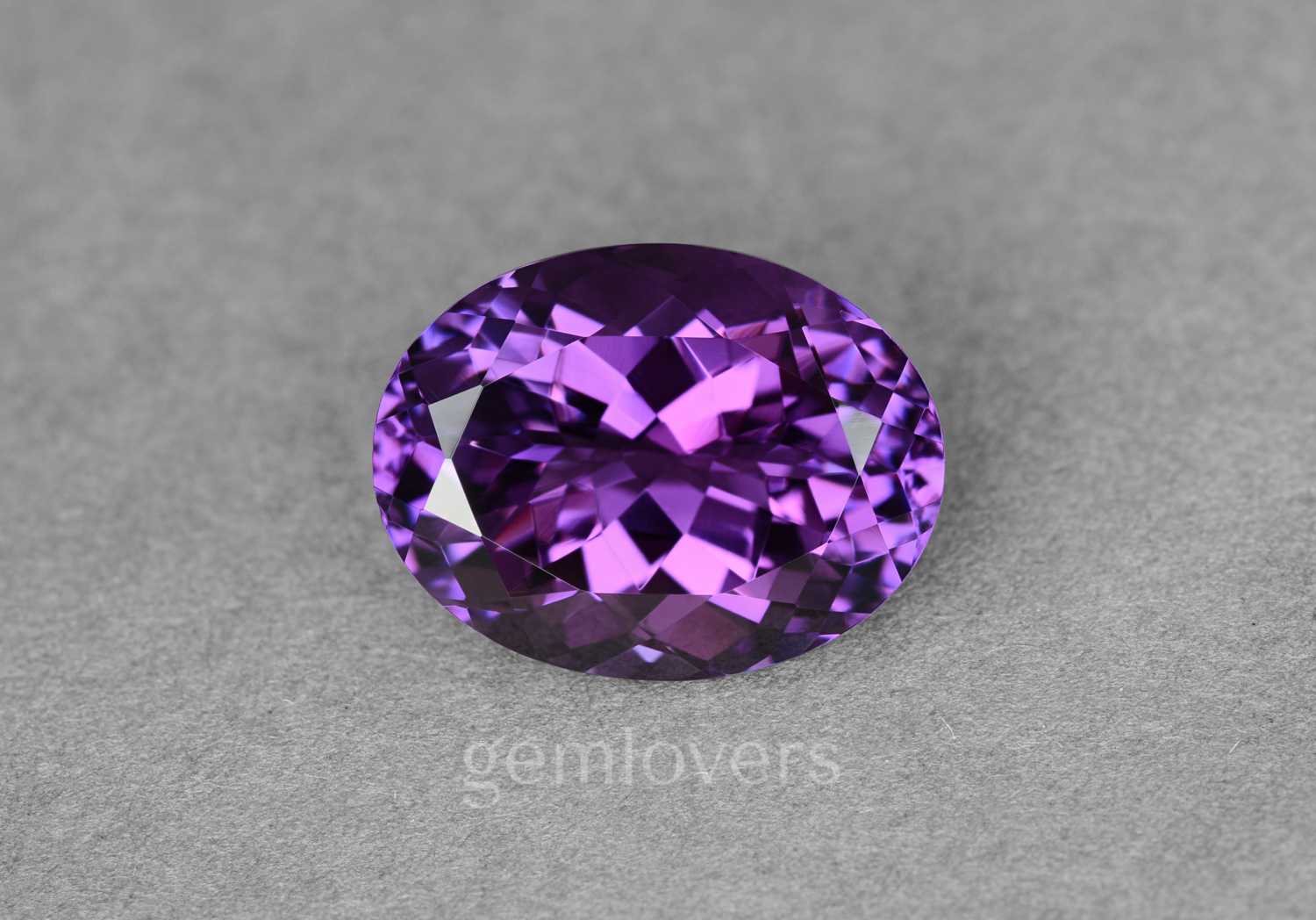Фиолетовый камень аметист формы овал