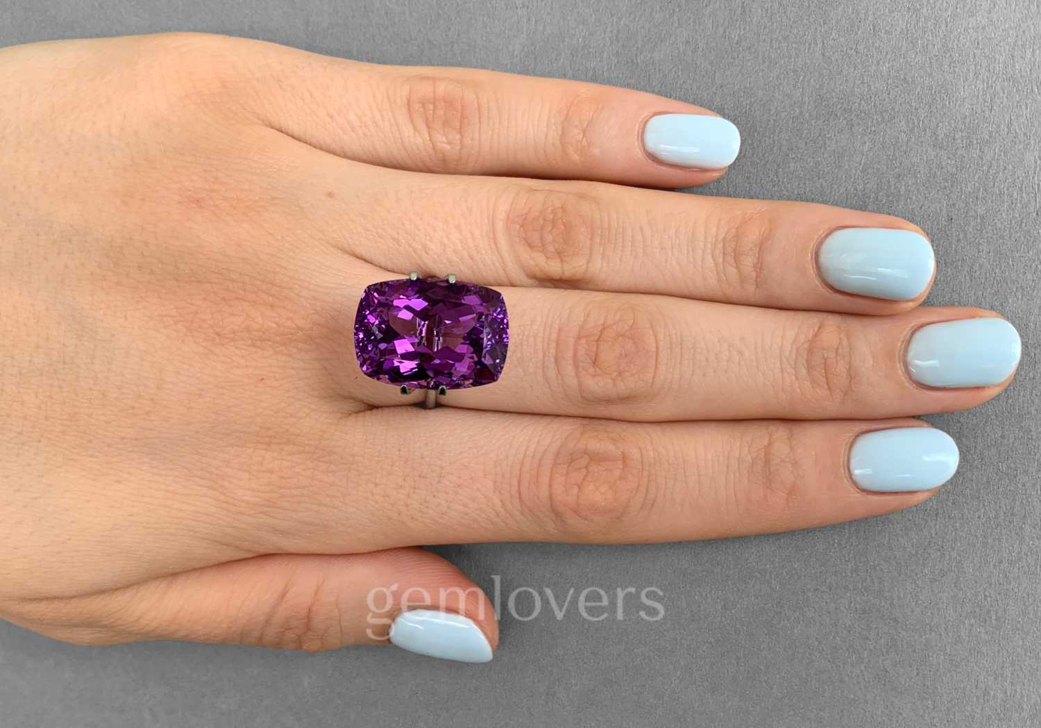 Фиолетовый аметист формы кушон фотография