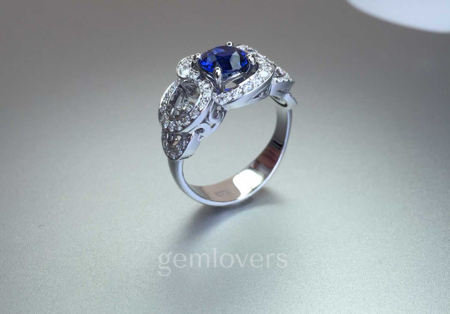 Кольцо с бриллиантами и синим сапфиром смотреть