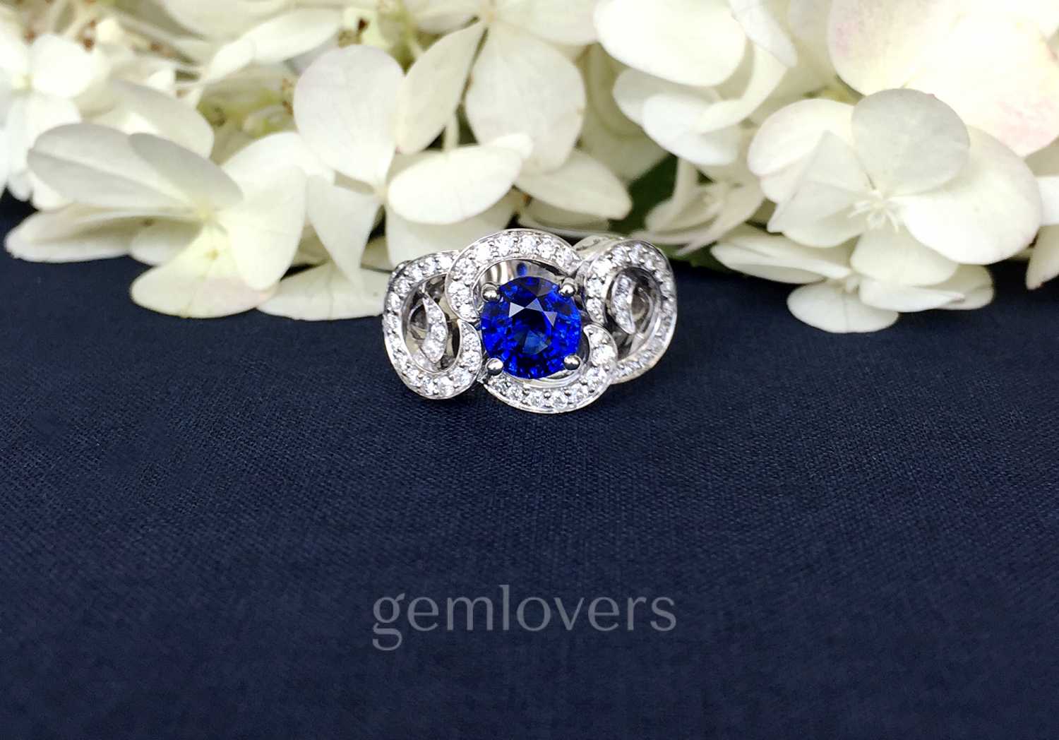 Кольцо с бриллиантами и синим сапфиром фотография
