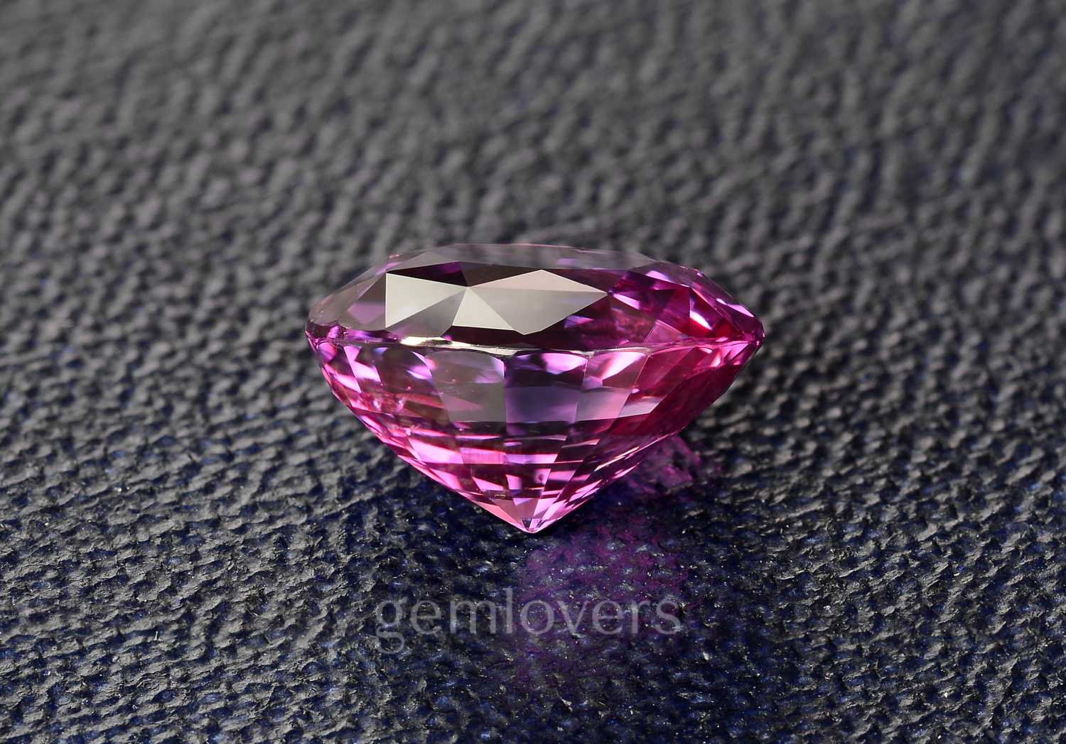 Полихромный розовый сапфир фотография