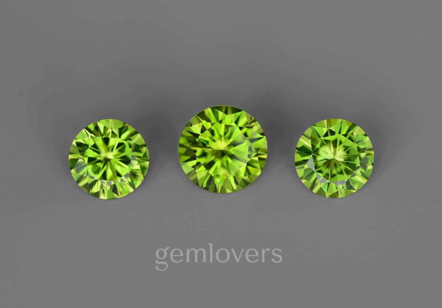 Сет круглых зеленых хризолитов