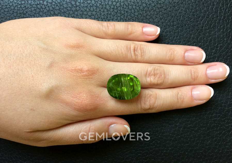 Зеленый камень хризолит фотография