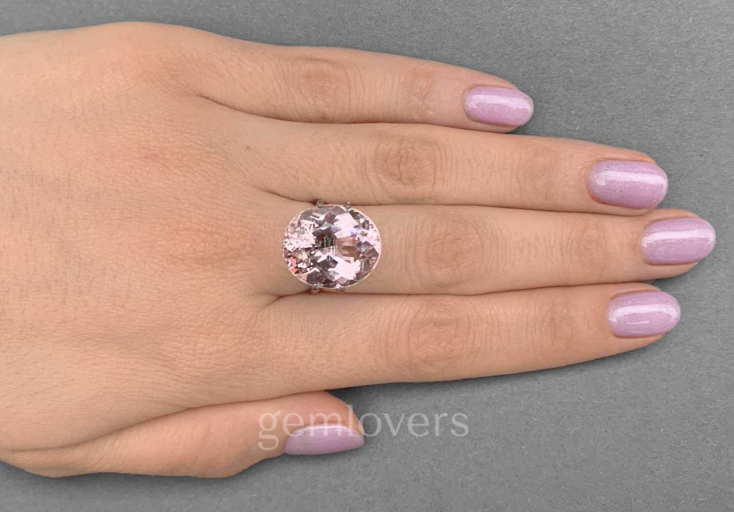 Розовый камень морганит из Бразилии фотография