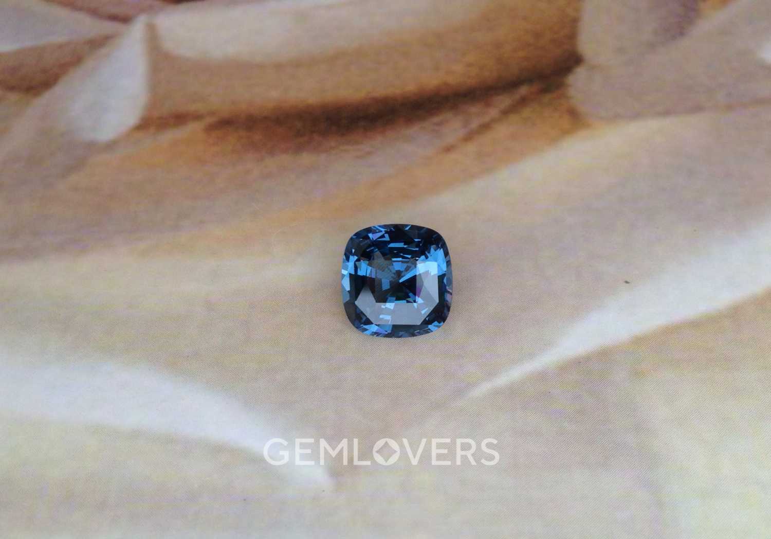 Камень синяя шпинель фотография