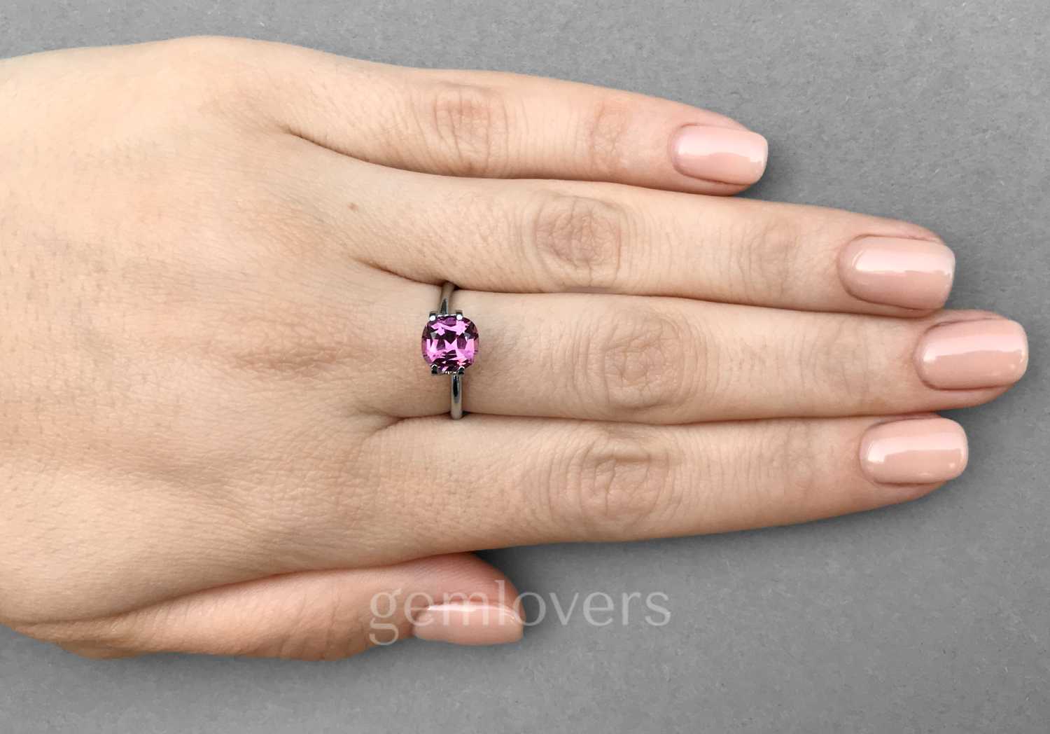 Камень шпинель розового цвета из Шри-Ланки фотография