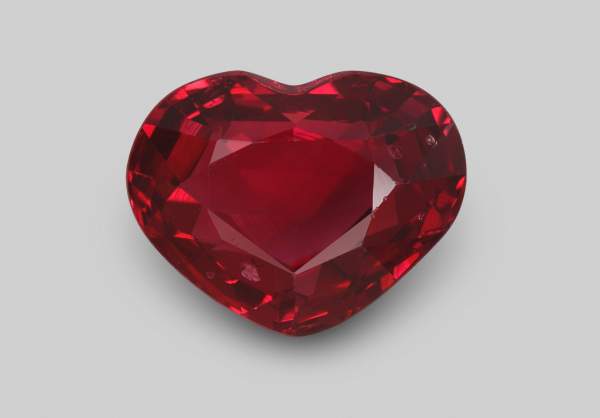 Красный драгоценный камень — купить в Москве по доступной цене