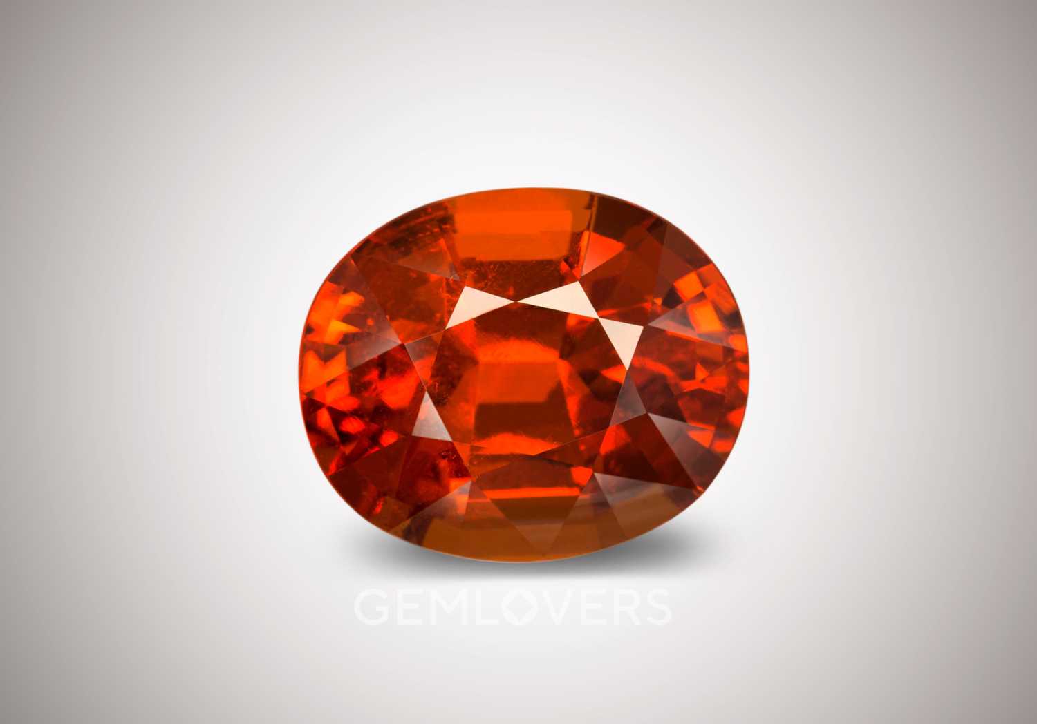 Оранжевый камень спессартин