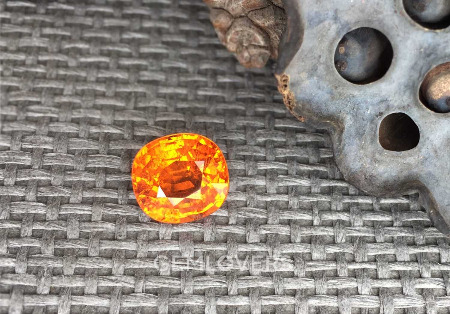 Оранжевый камень спессартин