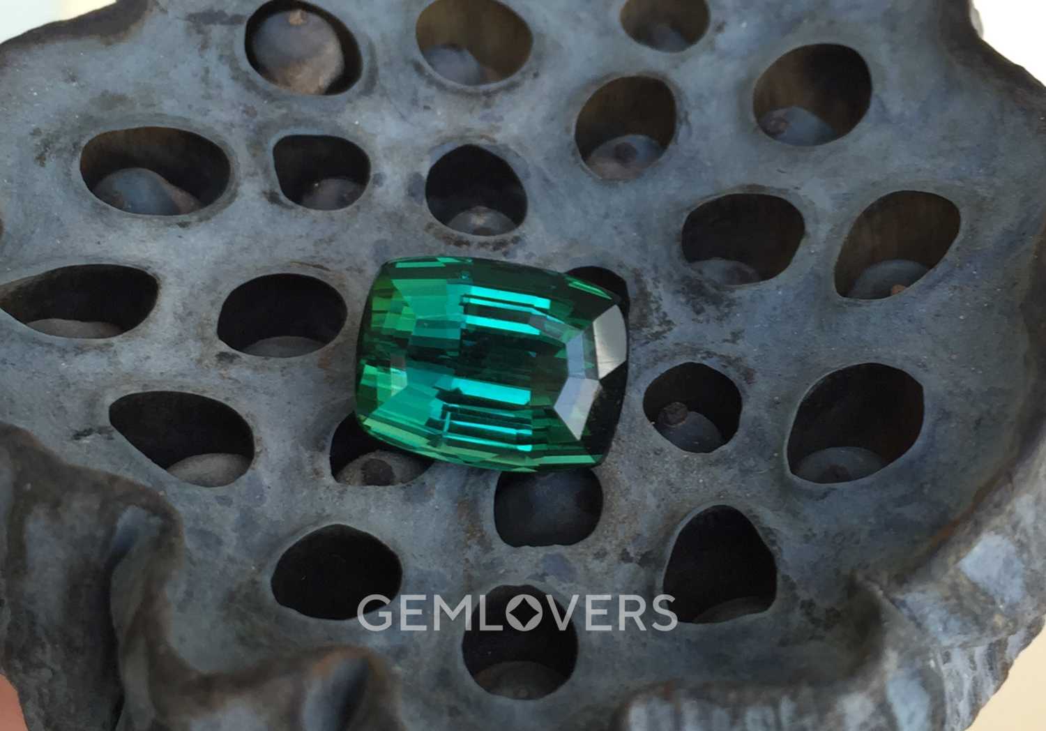 Зелёный турмалин камень