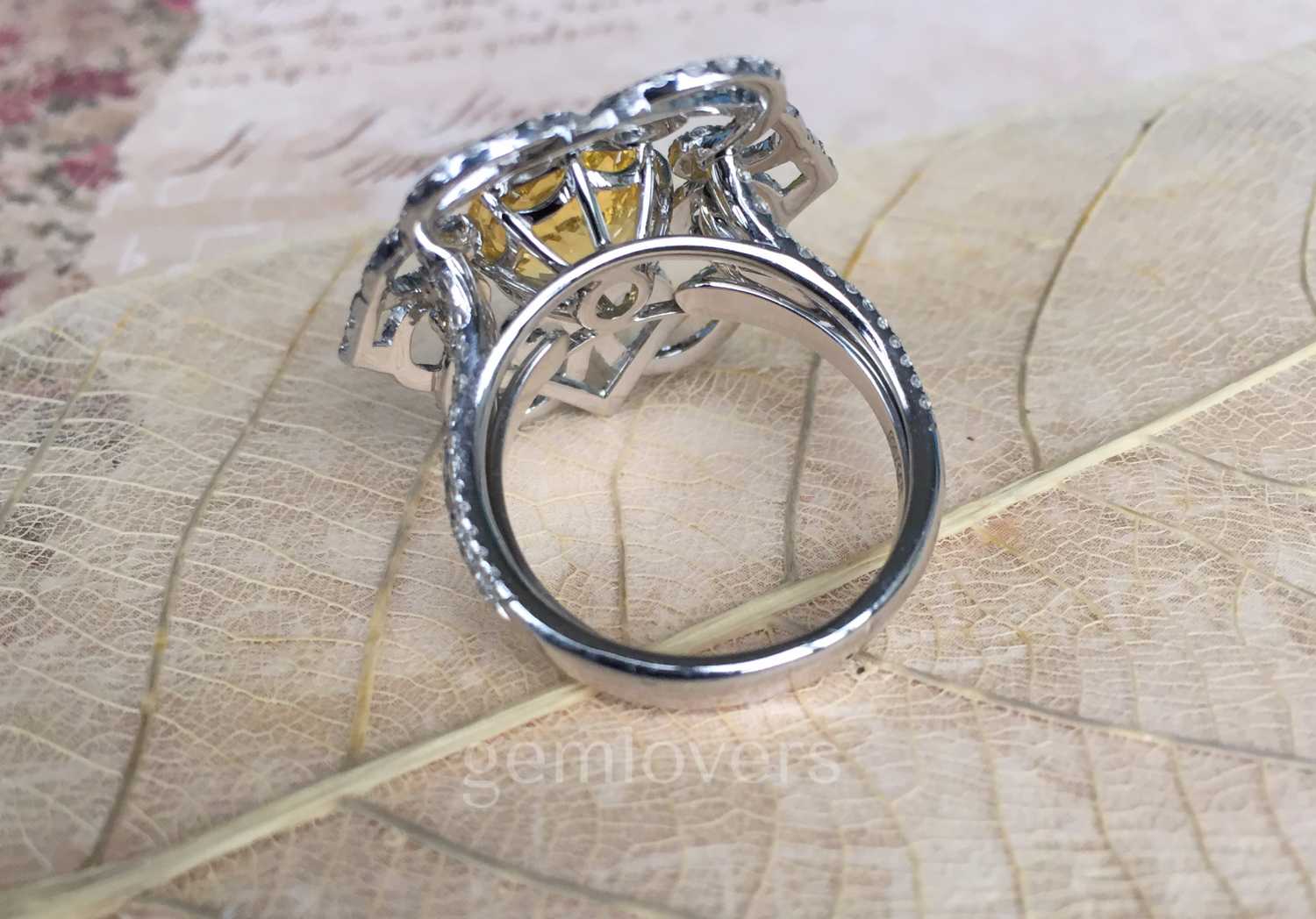 Кольцо с бриллиантами и желтым сапфиром фотография