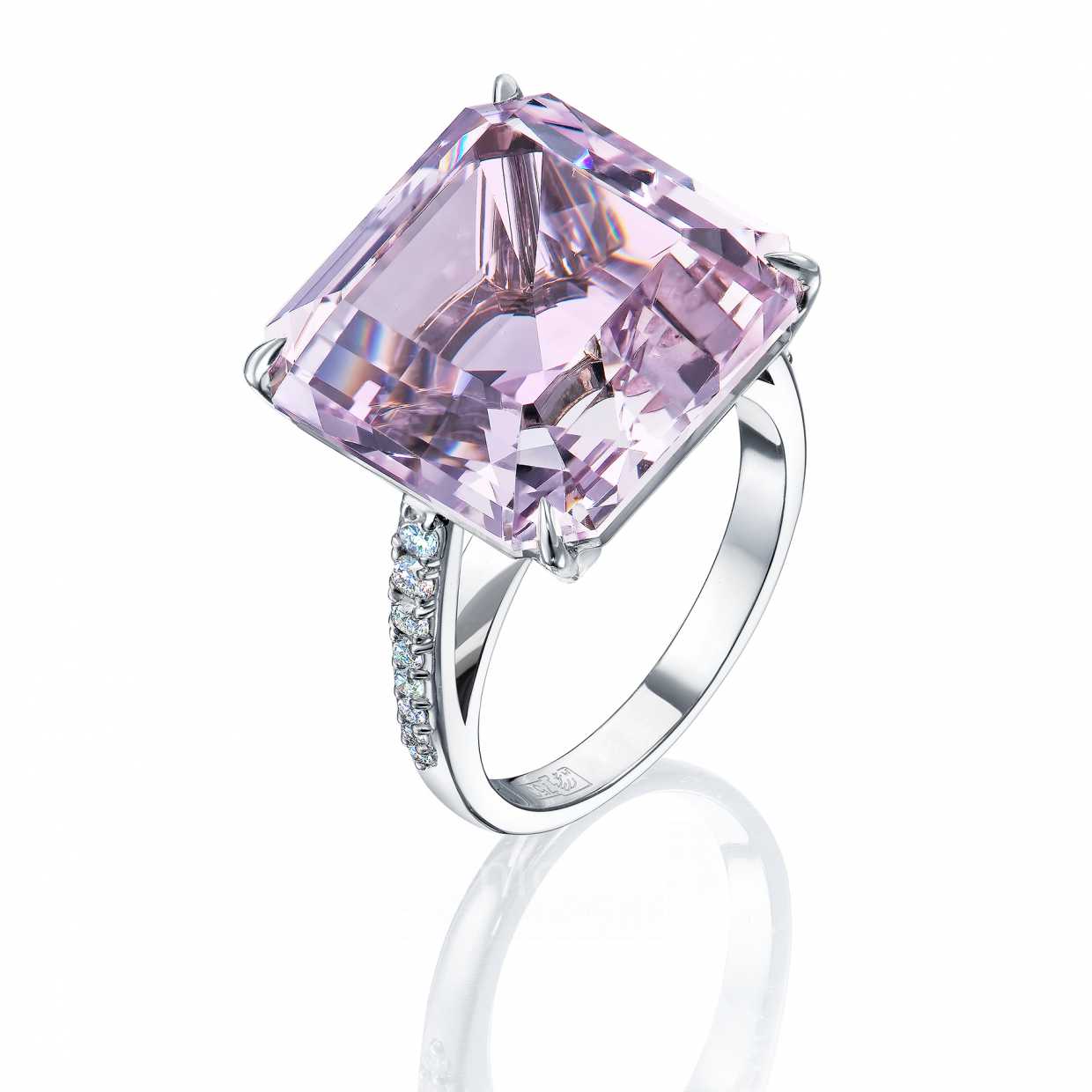 Кольцо с натуральным аметистом нежно-розового оттенка и бриллиантами 