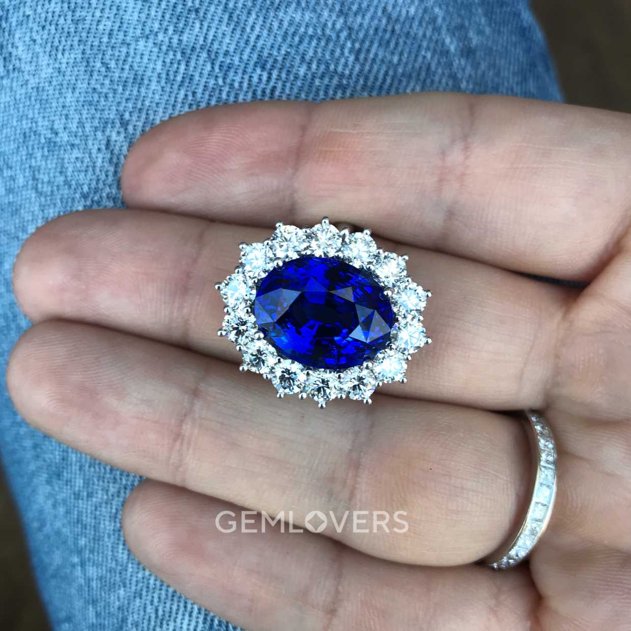 Кольцо с крупным, овальным синим сапфиром и бриллиантами  смотреть