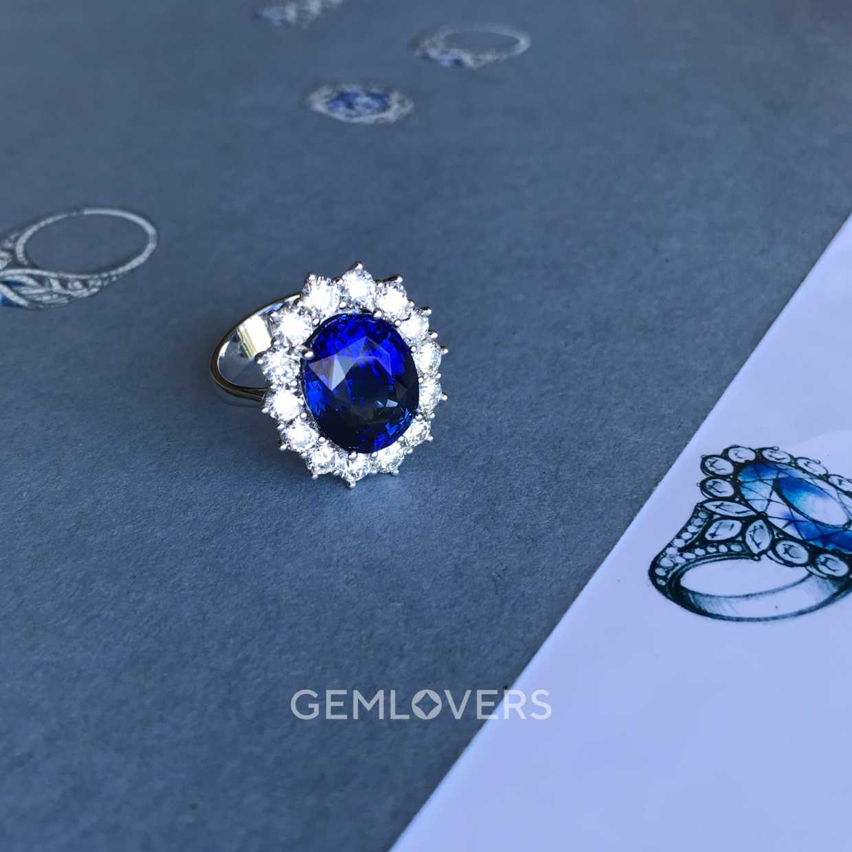 Кольцо с крупным, овальным синим сапфиром и бриллиантами  фото