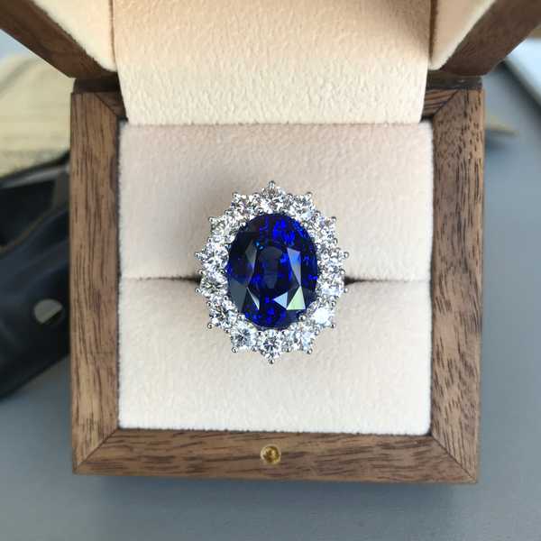 Кольцо с крупным, овальным синим сапфиром и бриллиантами 