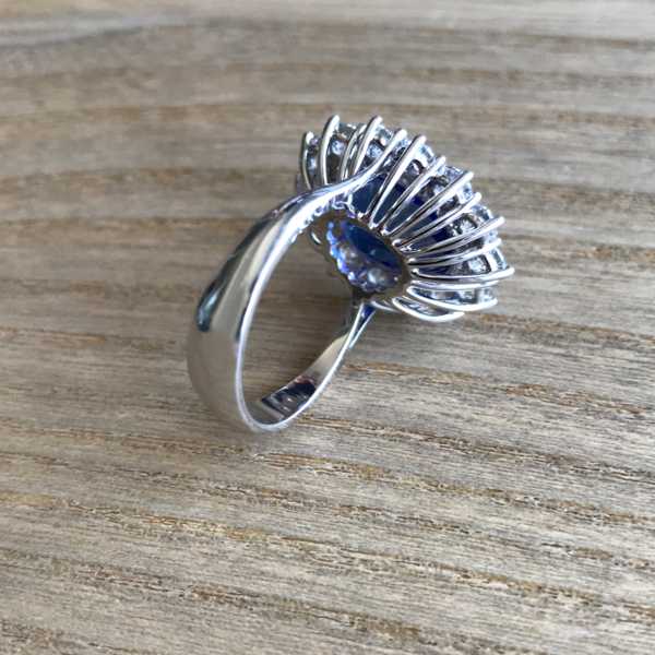 Кольцо с крупным, овальным синим сапфиром и бриллиантами  камень