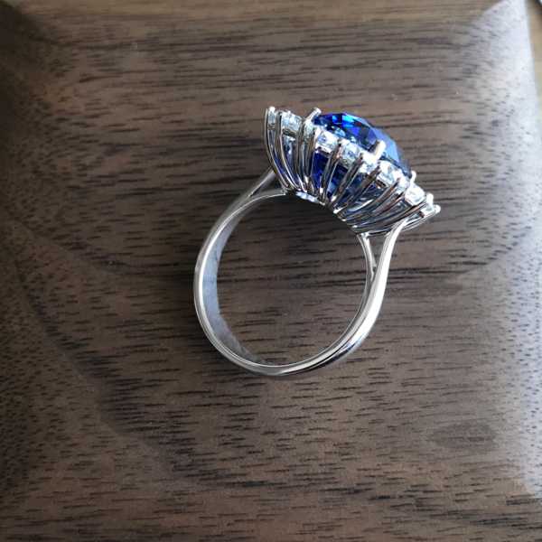 Кольцо с крупным, овальным синим сапфиром и бриллиантами  купить