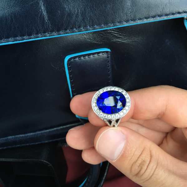 Кольцо с крупным синим сапифром