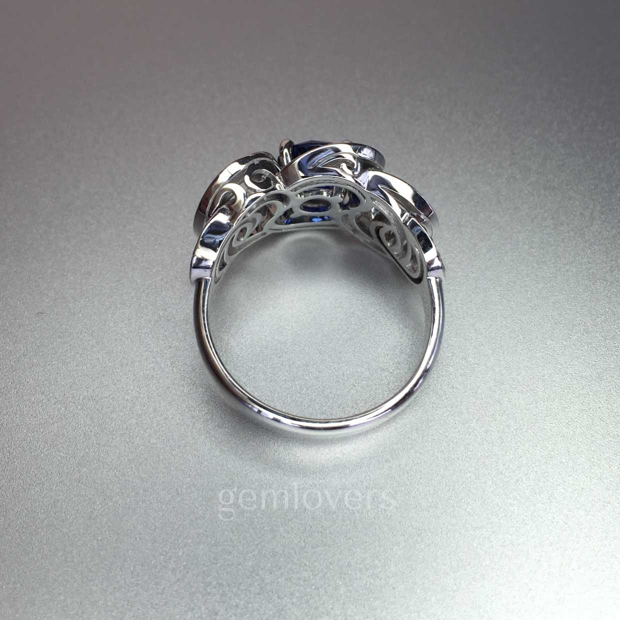 Кольцо с синим сапфиром и бриллиантами фото