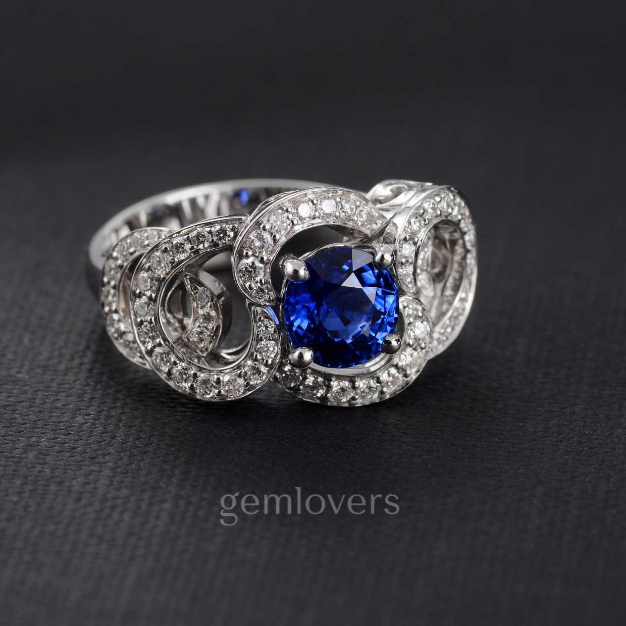 Кольцо с синим сапфиром и бриллиантами фотография