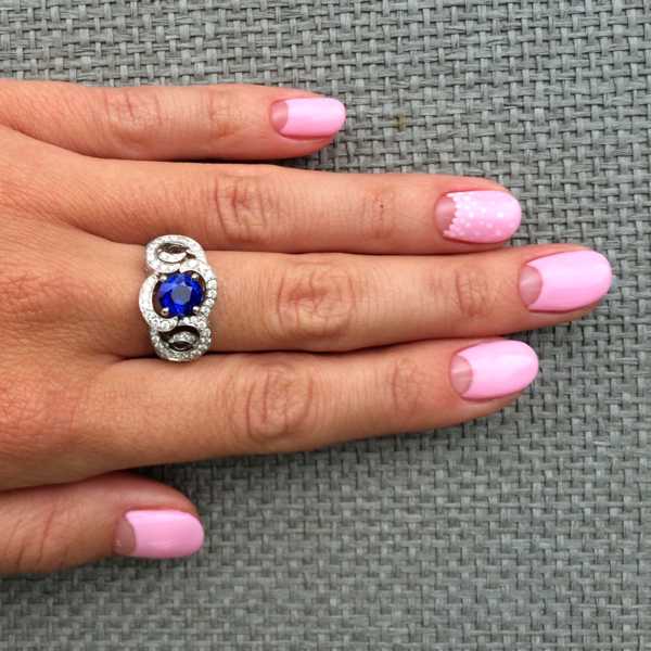 Кольцо с синим сапфиром и бриллиантами камень