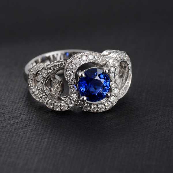 Кольцо с синим сапфиром и бриллиантами фотография