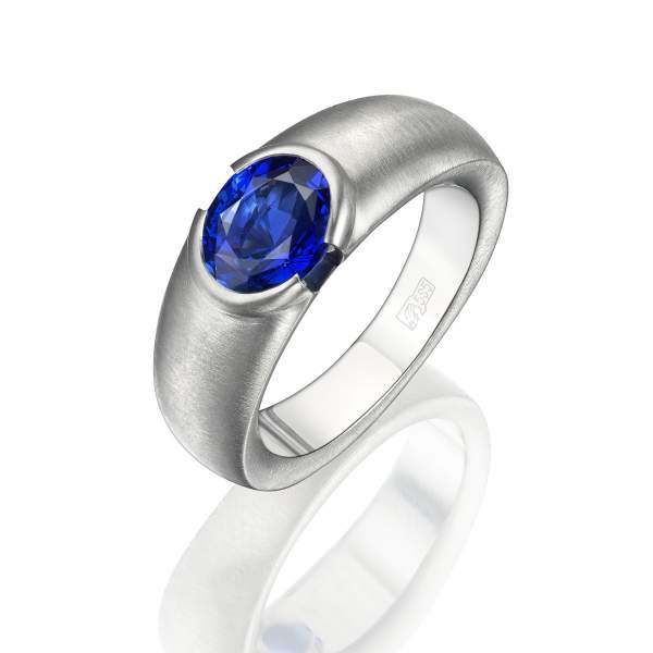 Мужской перстень с натуральным синим сапфиром 