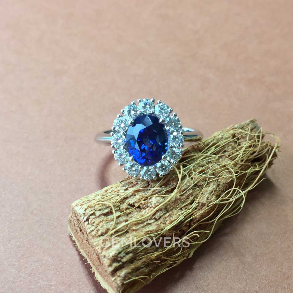Кольцо с ярким сапфиром и бриллиантами фото