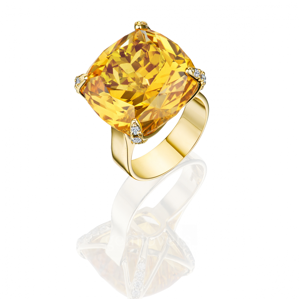 Кольцо из золота с природным, крупным цитрином и бриллиантами 