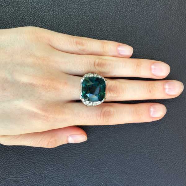 Кольцо с уникальным зеленым сапфиром фотография