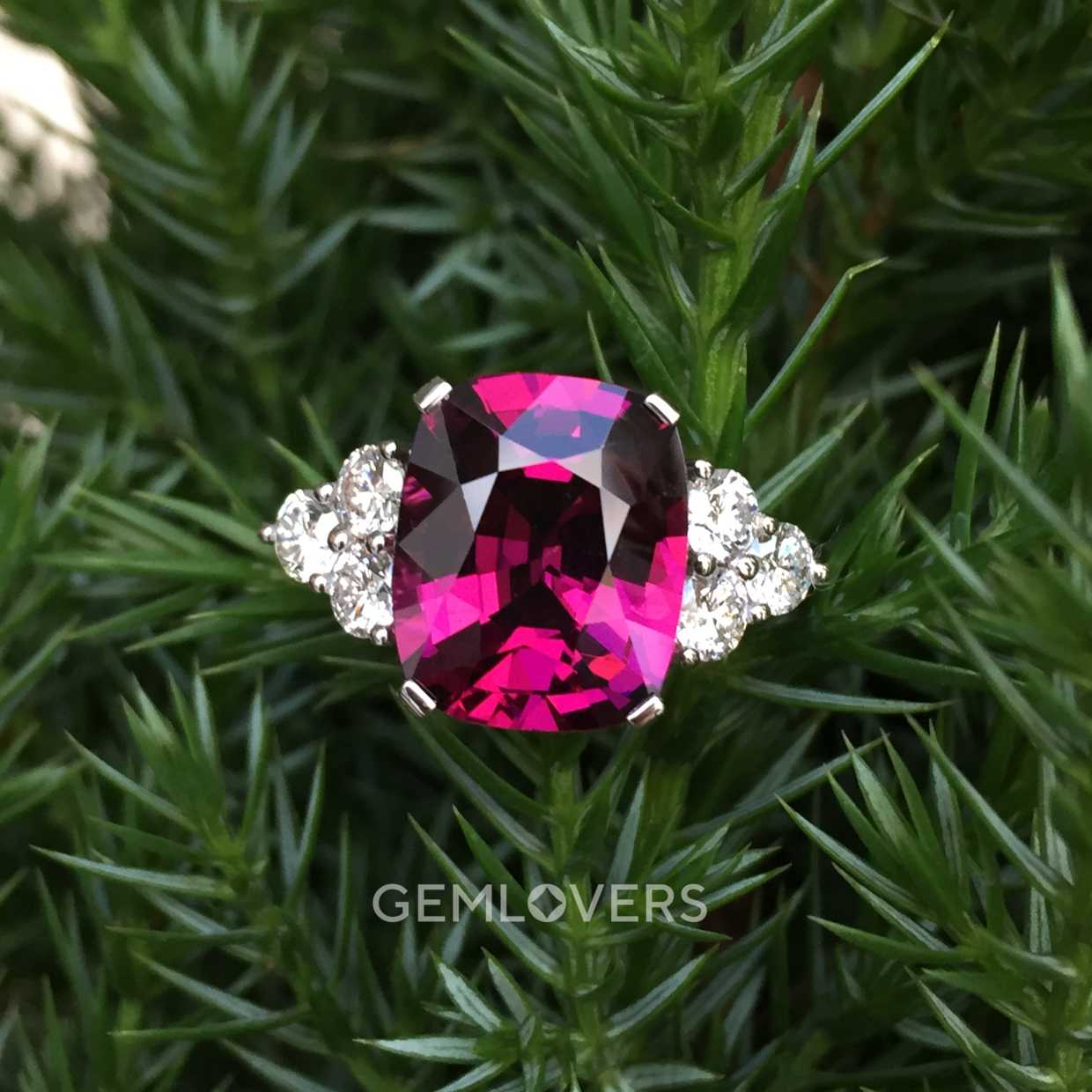 Кольцо с пурпурным гранатом и бриллиантами фотография