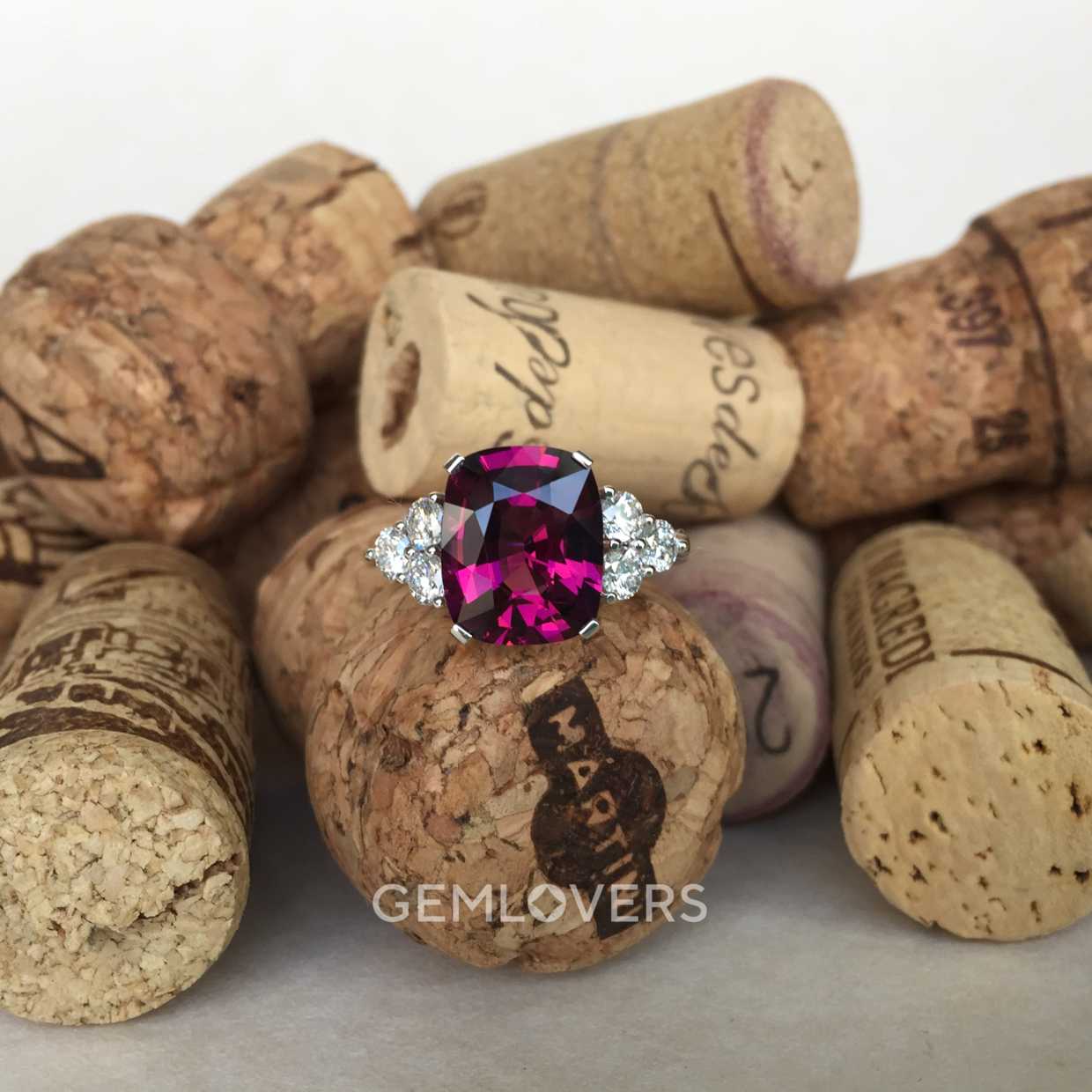 Кольцо с пурпурным гранатом и бриллиантами фото