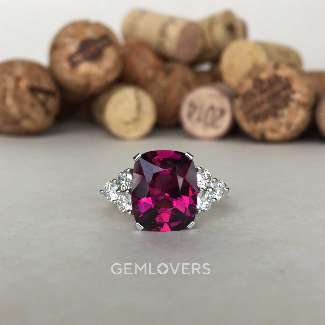 Кольцо с пурпурным гранатом и бриллиантами