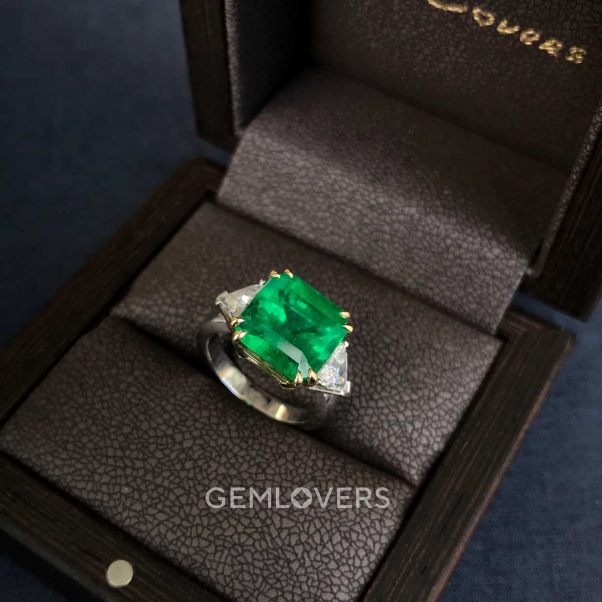 Классическое кольцо с изумрудом и бриллиантами камень