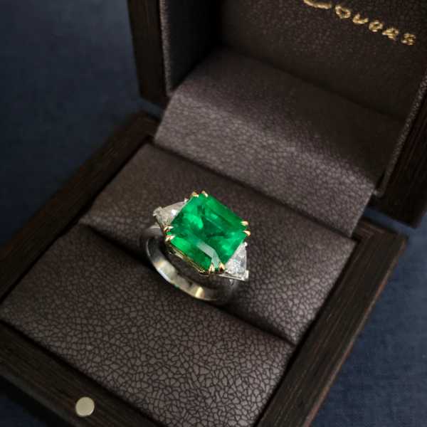 Классическое кольцо с изумрудом и бриллиантами камень