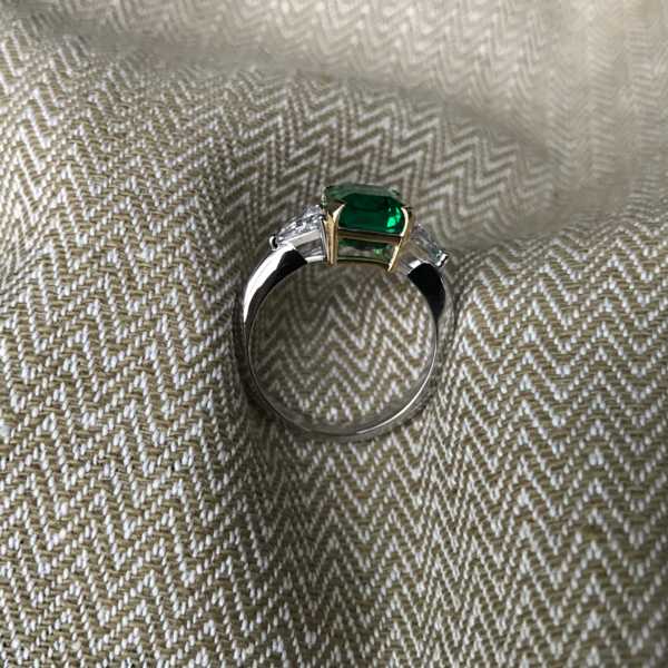 Кольцо с натуральным изумрудом и бриллиантами фотография