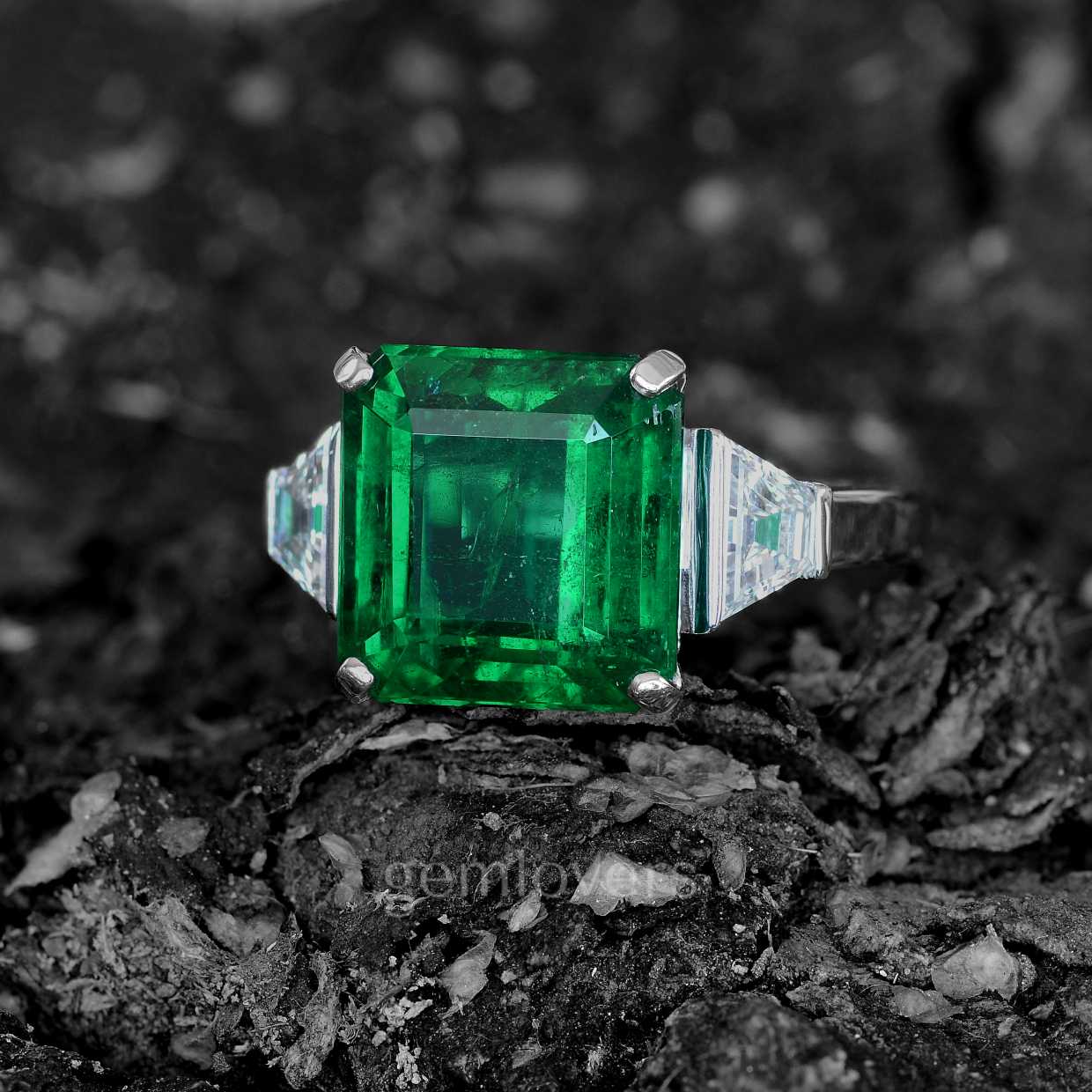 Кольцо с роскошным изумрудом и бриллиантами