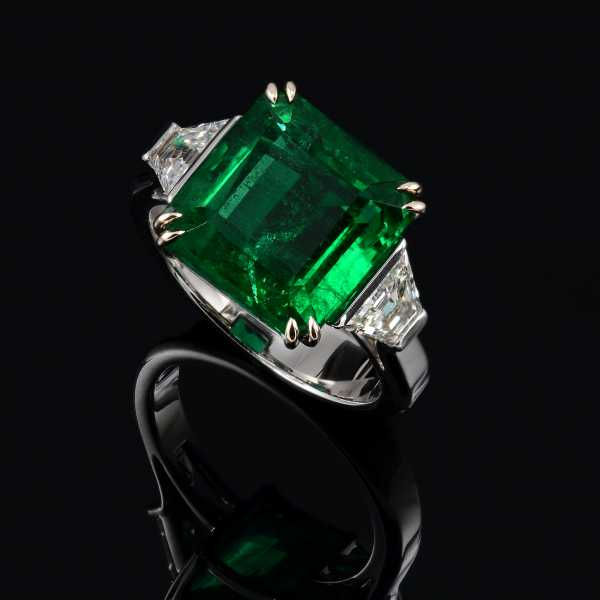 Кольцо с роскошным изумрудом и бриллиантами фотография