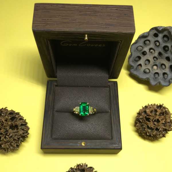Изумрудное кольцо с желтыми бриллиантами фото