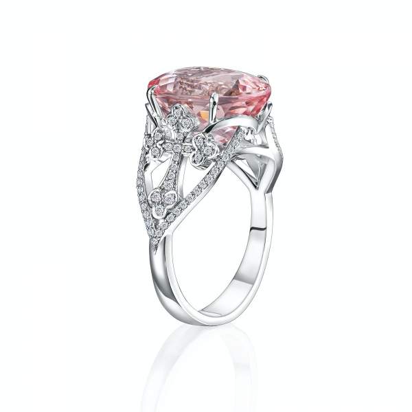 Кольцо с природным, розовым морганитом и бриллиантами  смотреть
