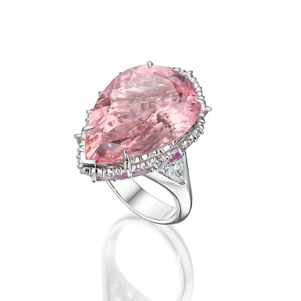 Кольцо с розовым морганитом, бриллиантами и сапфирами 