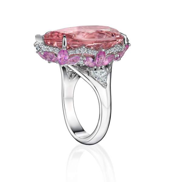 Кольцо с розовым морганитом, бриллиантами и сапфирами  фотография