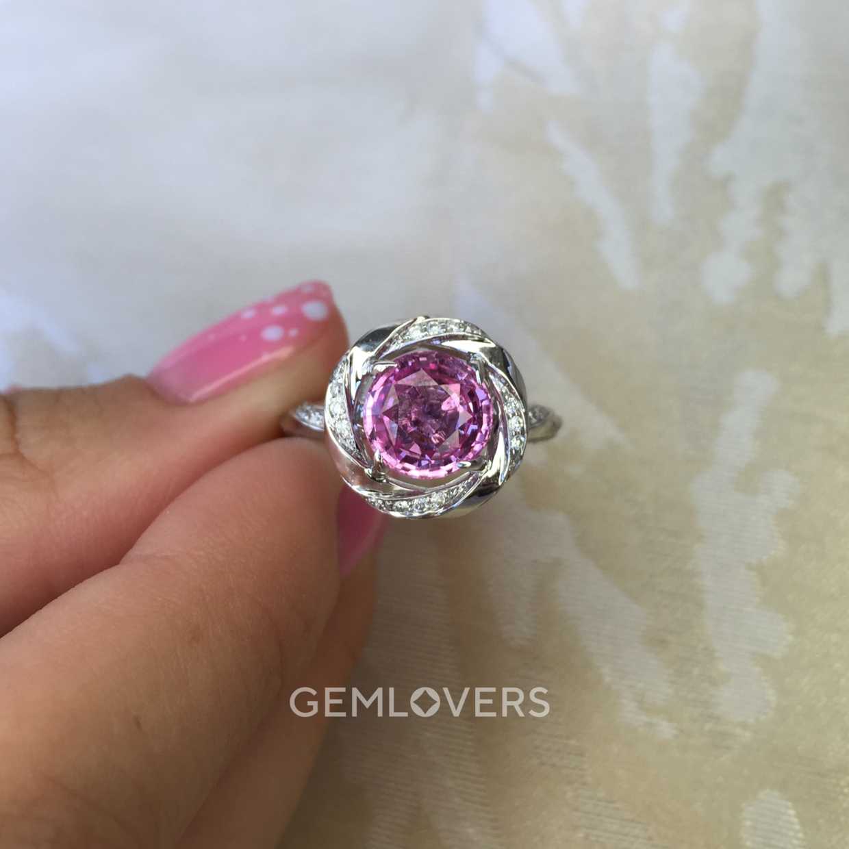 Кольцо с розовым сапфиром и бриллиантами фото