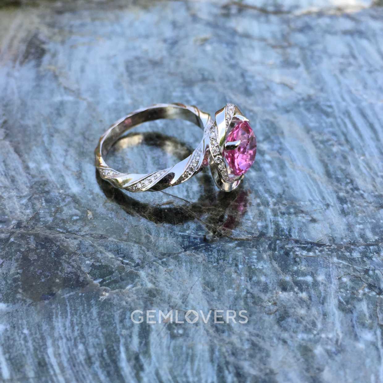 Кольцо с розовым сапфиром и бриллиантами камень